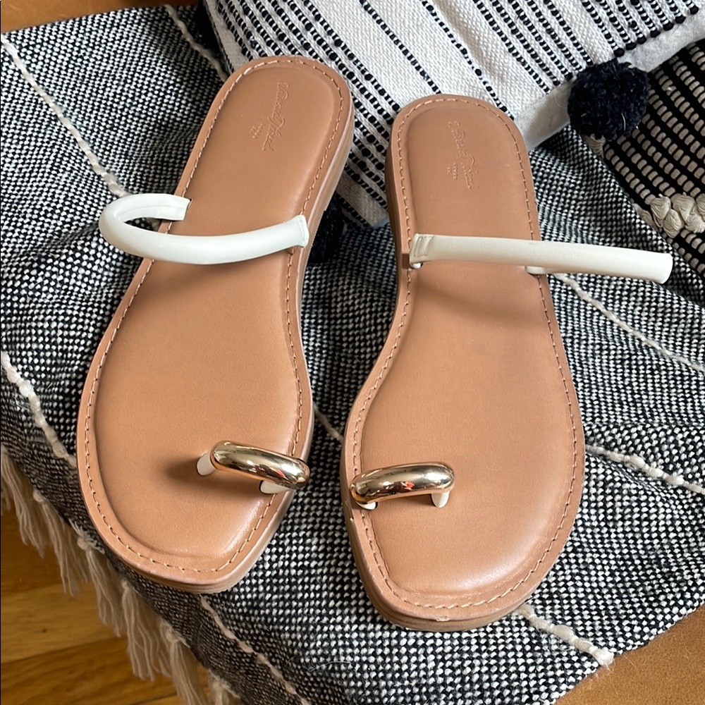 Universal Thread Tan and White Thong Sandals